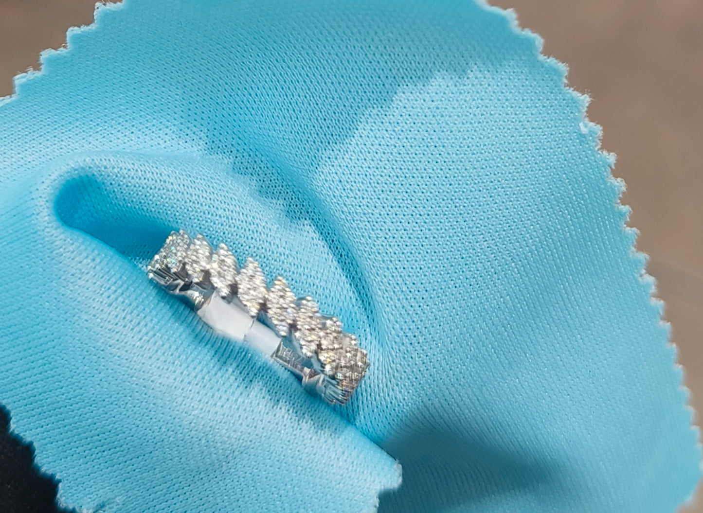 18k White Gold Natural Round Diamond Ring